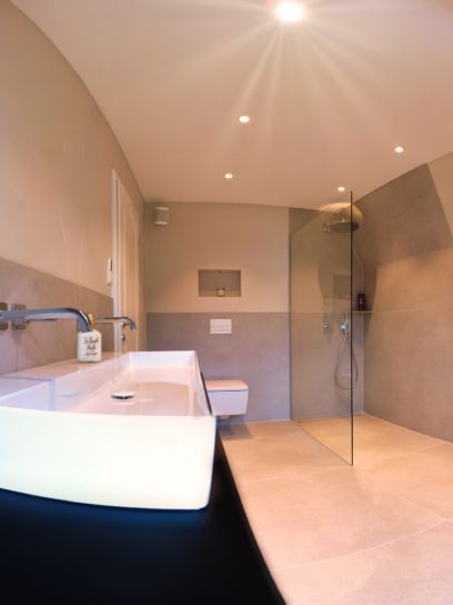 Stilvolles Badezimmer mit Balance aus Ästhetik und Vielfalt
