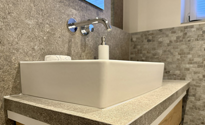 Zwei Räume, ein großzügiges Badezimmer